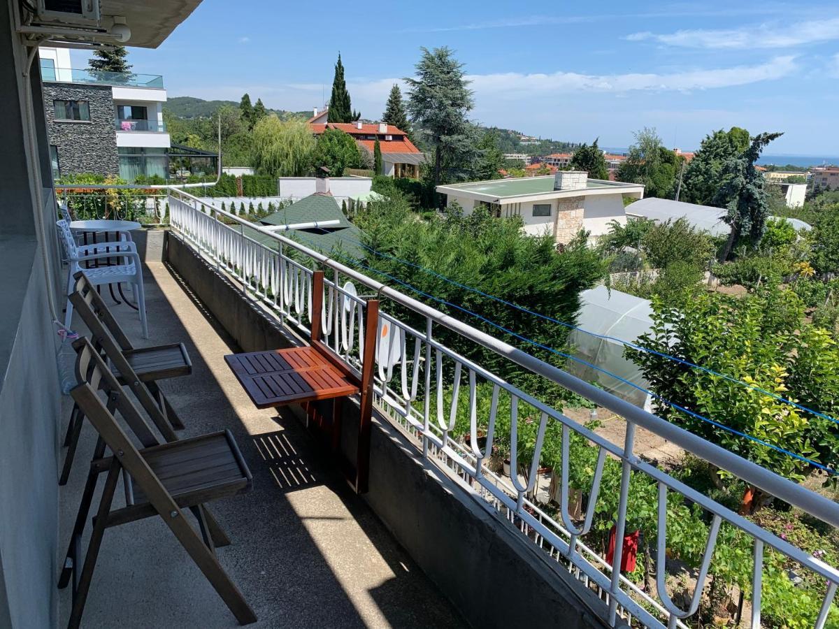 Apartment във артемида