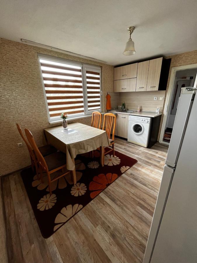 Apartment във артемида