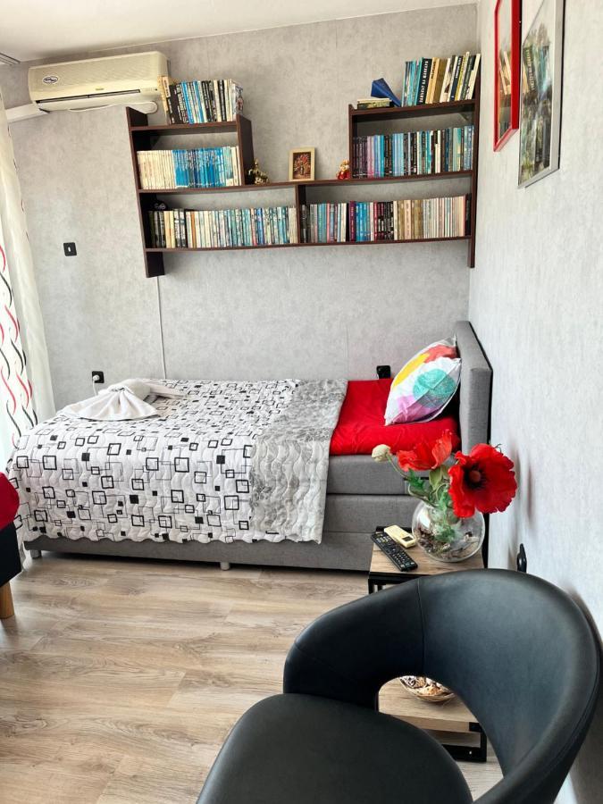 Apartment във артемида