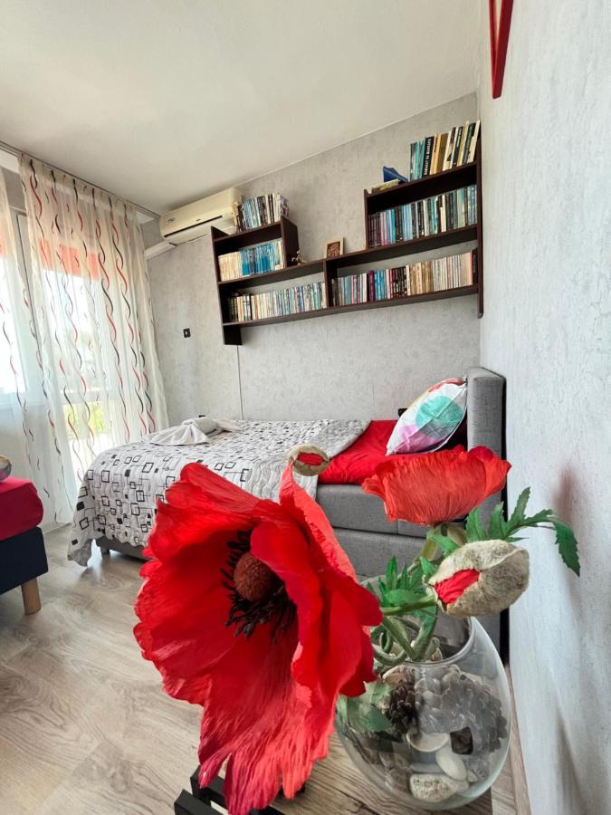 Apartment във артемида